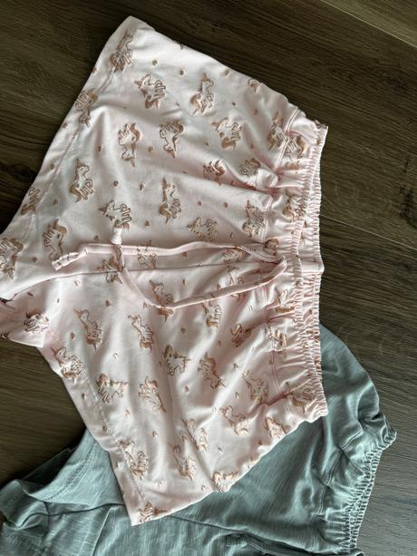 Sortky 2 ks, 7-8 rokov, s dopor. postou, 134