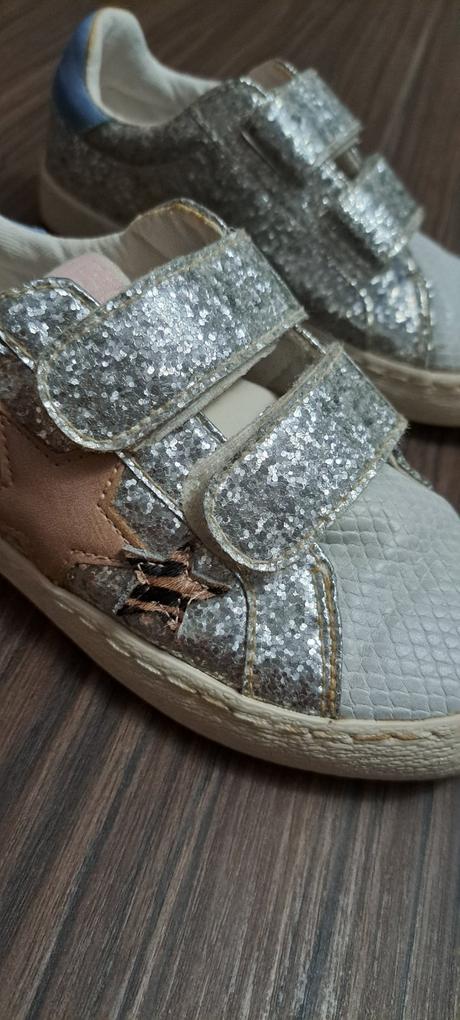 Trblietavé tenisky, 30