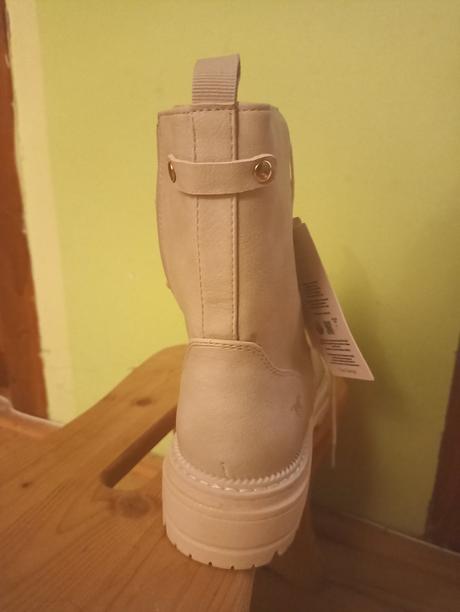 Šnurovacie členkové čižmy nové, mustang,38