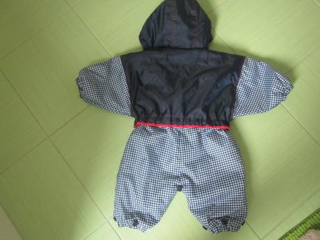 Overal s kapucnou, 80