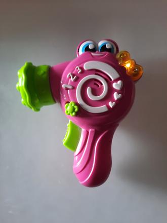 Fen-spieva, svieti,hrá a hovorí po taliansky,