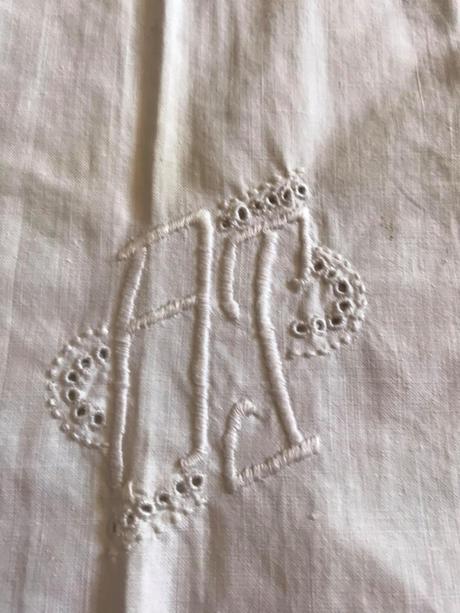 Biele plátno s vyšívaním, 