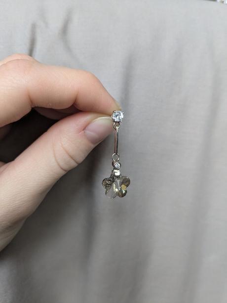 Visiace náušnice (kvietok), 