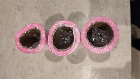 3x široké satenove stuhy,