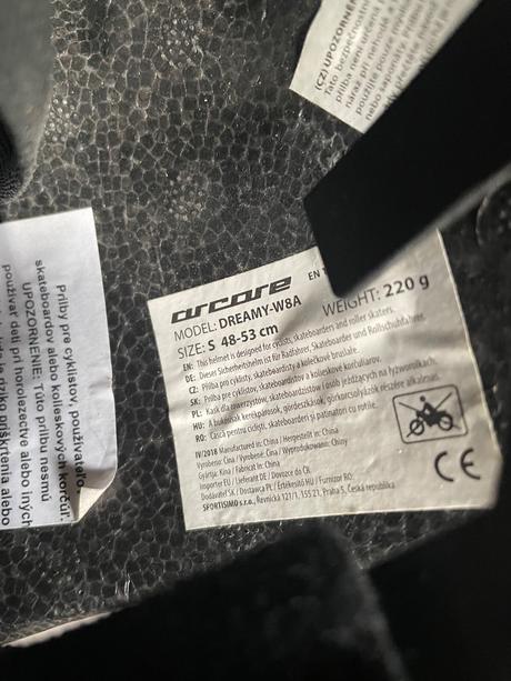 Cyklisticka prilba, s