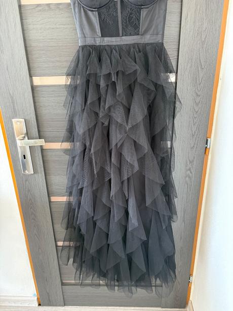 Čierne volánové šaty, l