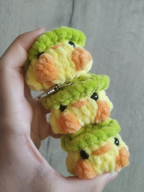 (kľúčenka) kuriatko s žabaciou čiapočkou, 