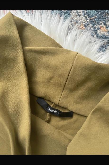 Krásna, elegantná krátka dámska viskózová blúzka, 40