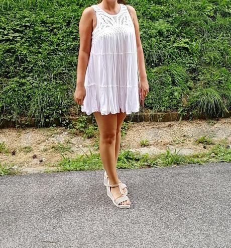 Biele mini strapcové šaty,