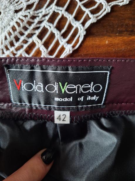 Koženková sukňa, 42