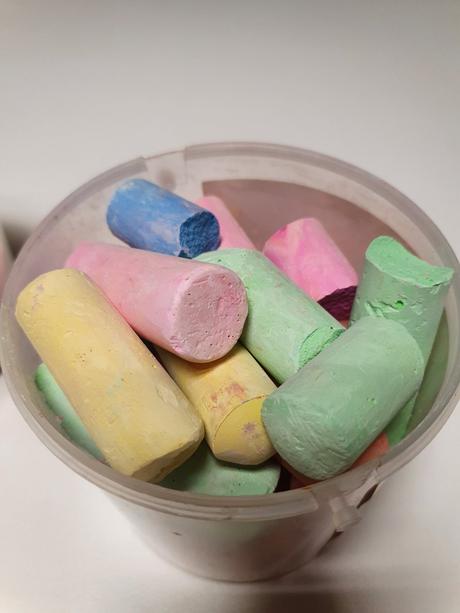 Kriedy- 2 vedierka veľkých hrubých kried,