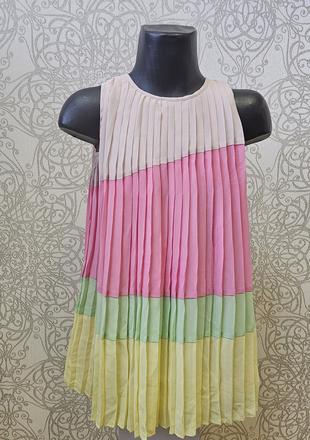 Plysované šaty, 104