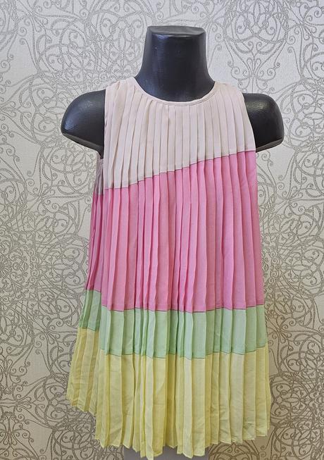 Plysované šaty, 104