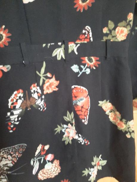 Čierne kvietkované hrubšie mini šaty, m