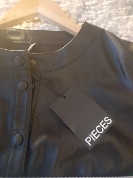 Koženkové šaty pieces, m