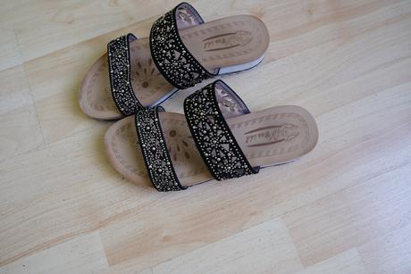 Čiernostrieborné šľapky, 39