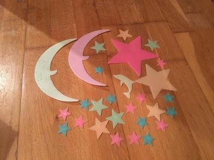 Svietiace hviezdy a mesiac,