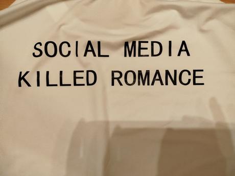 Tričko s nápisom social media killed romance, s