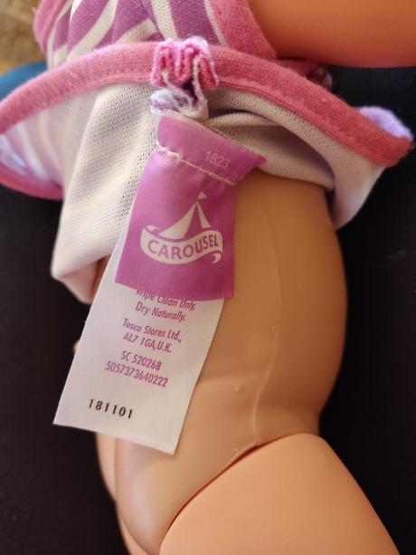 Bábika, ktorá pije a ciká, 