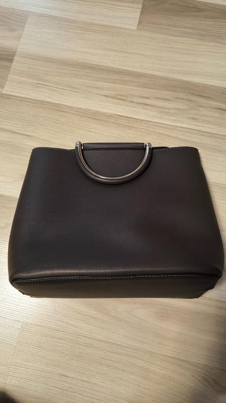 Kabelka šedá s cvokmi, 