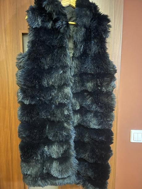 Čierna kožušinová vesta s kapucňou, 