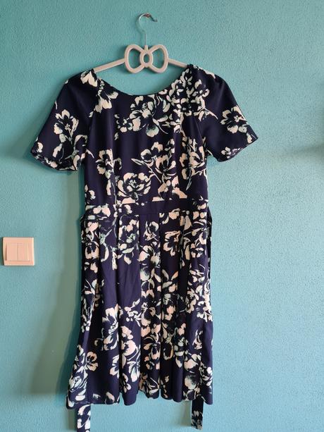 Tmavomodré šaty, 40