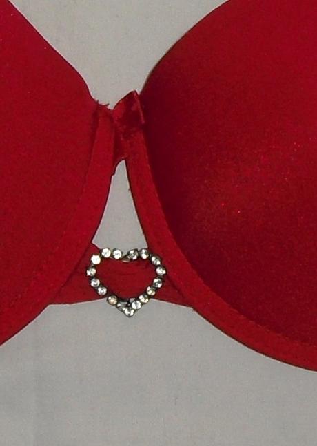 So srdieckom sexy cervena podprsenka, 75b