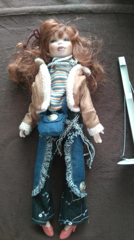 Porcelánová bábika ešte zabalená,