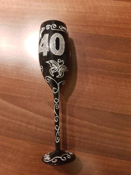 Elegantny pohar na stopke,