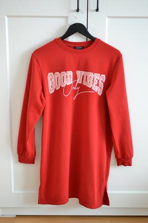 Červená mikina s, s