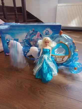 Dievčenský kočiar s koňom a princeznou, 