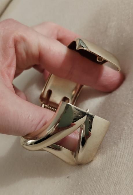 Krásny širší náramok v zlatej farbe, bershka