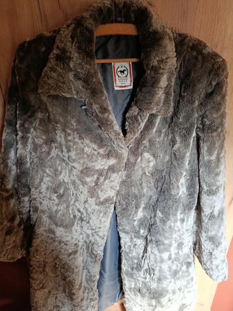 Kožuch z umelej kožušiny, 44