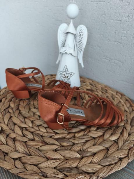 Tanečné topánky, 28