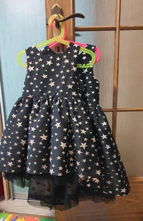 H&m slavnostne cierne saty+zlate hviezdicky, h&m,104