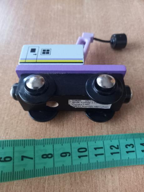 Drevený žeriav s magnetom a autá na koľajnice, 