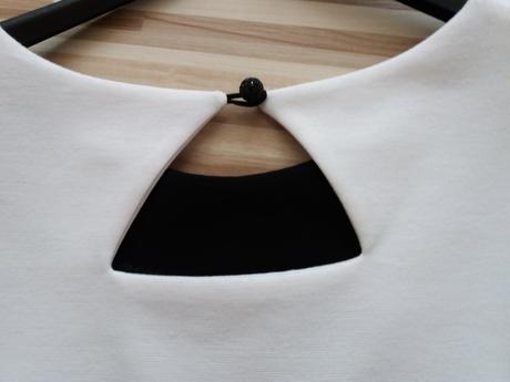 Čierno-biele šaty, 42