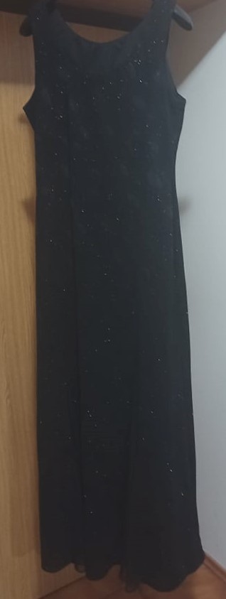 Čierne spoločenské šaty, 50