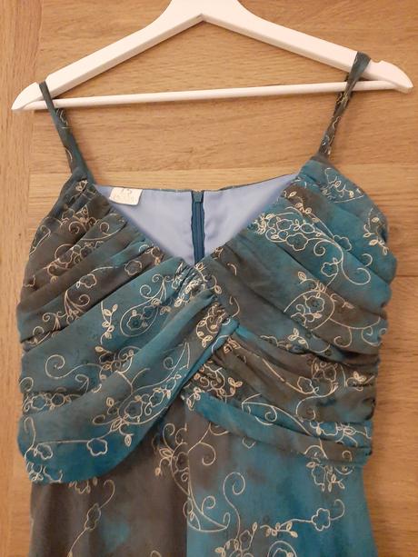 Zánovné slávnostné šaty vyrobené vsr,pošta zdarma, 36