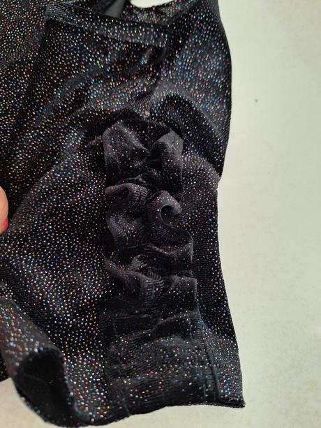 Predam cierne leskle saty, 134