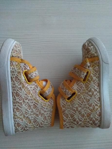 Žlto zlaté moderné členkové tenisky, 25