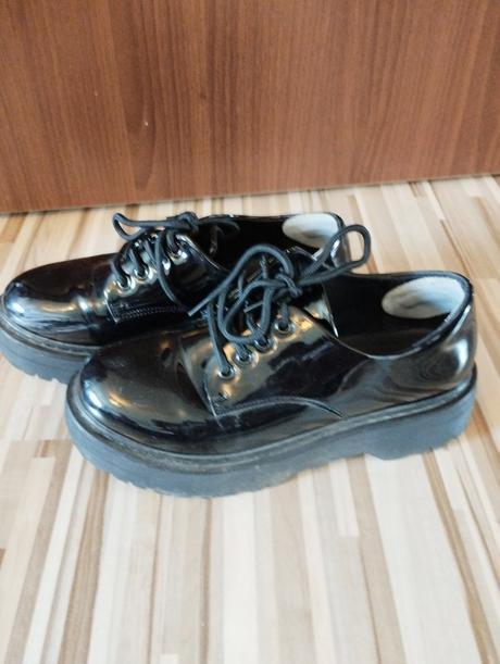 Lesklé topánky, 40