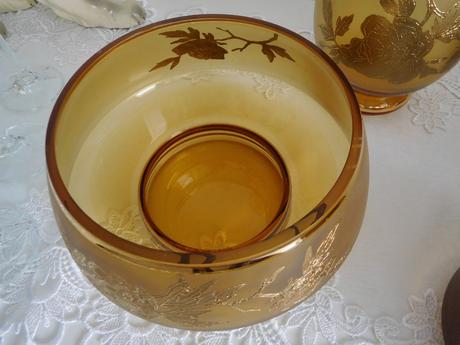 Sklo hnedasté, poháre na nožičke,poháre na limonád,