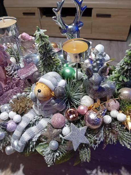 Vianočný svietnik s postavičkami., 