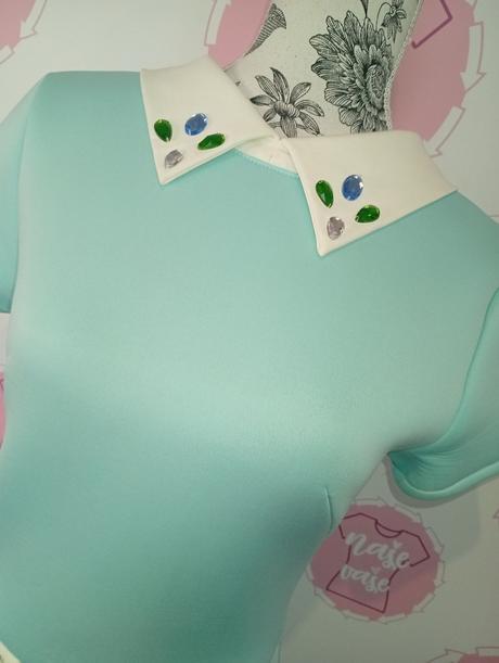 Mentolové šaty s kamienkami, s