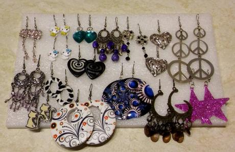 16 párov dlhých visiacich náušníc,