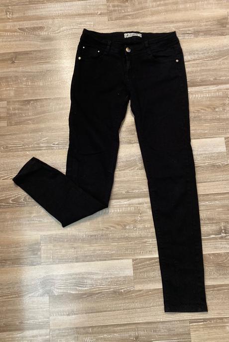 Čierne rifle veľ.l-29,majú zlaté zdobenie, l