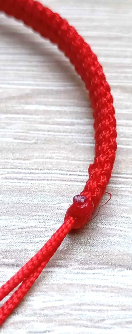 Červený náramok so srdiečkom, 