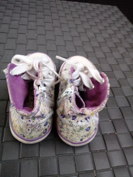 Kvetinové tenisky., 22