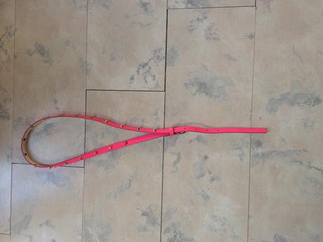 Neónkovo ružový opasok s kovovými ozdobami, 